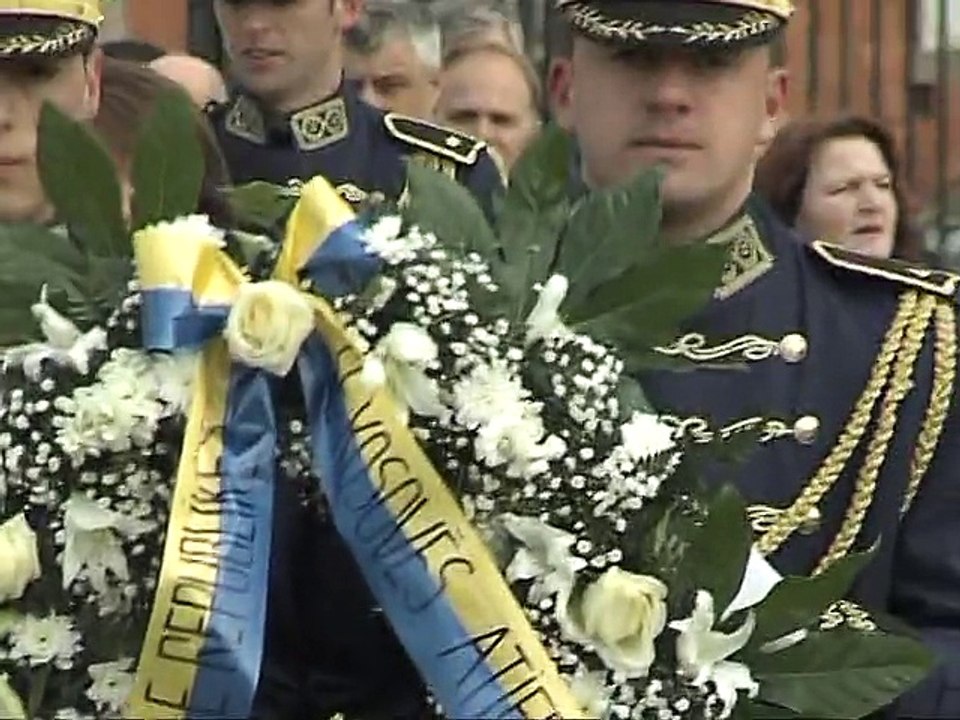Krerët e shtetit homazhe te memoriali i Jasharajve dhe varri i Rugovës - 17 shkurt 2015