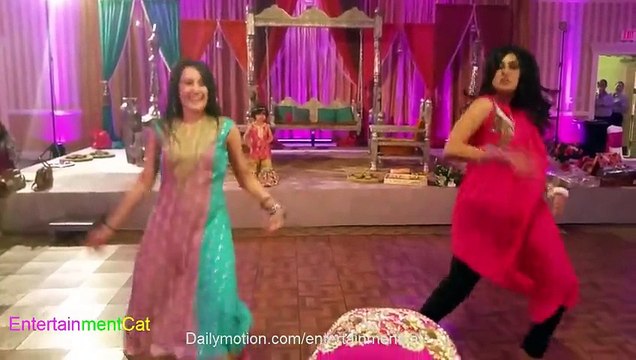 PAKISTANI GIRLS DANCING in Wedding - GOOD EFFORT - 2015