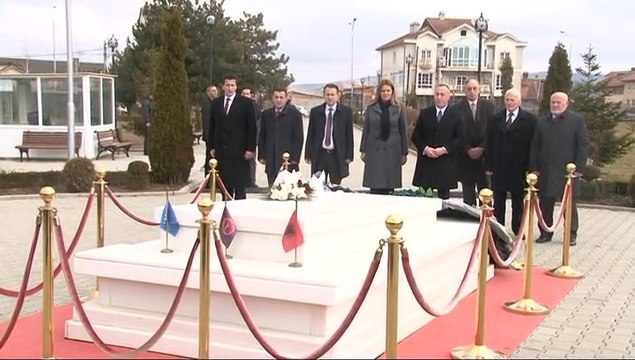 Ramush Haradinaj bën homazhe te varri i Rugovës - 17 shkurt 2015