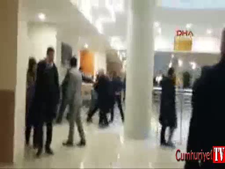 Adliye koridoru savaş alanına döndü: Kavga anı kamerada