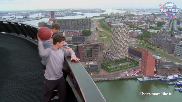 98# Marquer un panier à 98 mètres de hauteur