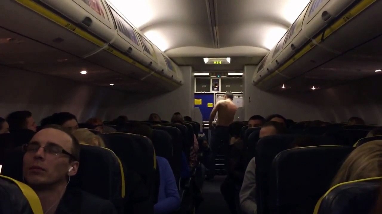 Un passager complétement bourré dans un avion