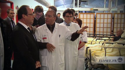 François Hollande visite l'hopîtal de Lariboisière