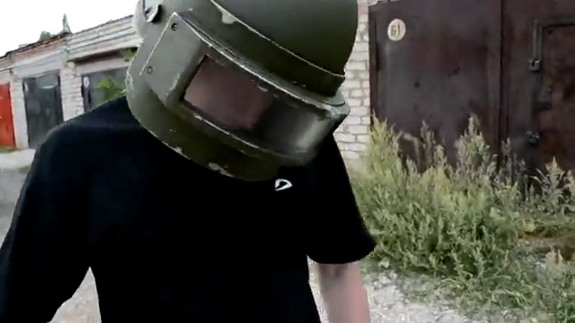 Un homme qui porte un casque de protection se fait tirer dessus - Vidéo  Dailymotion