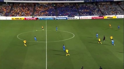 Joshua Rose marque contre son camp du milieu du terrain