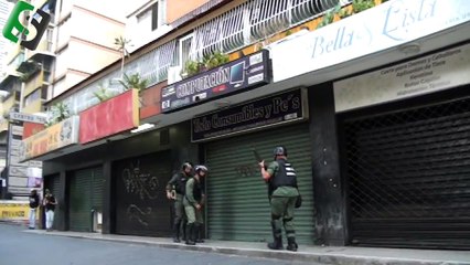 GNB asustado sale corriendo a esconderse en la manifestación de Chacao