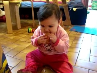 Maïwenn mange du pain