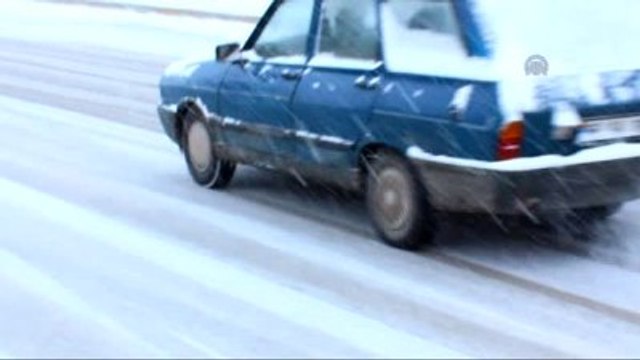 Buzlanan Yollarda Araçlar İlerlemekte Güçlük Çekti