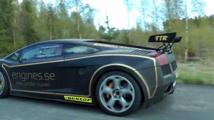 Une Lamborghini Gallardo se fait battre par une BMW M3 des années 80