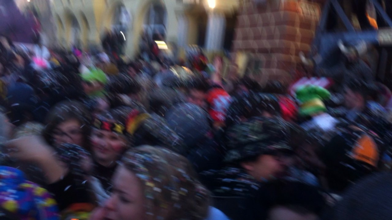 En terre inconnue, dans la bataille de confettis