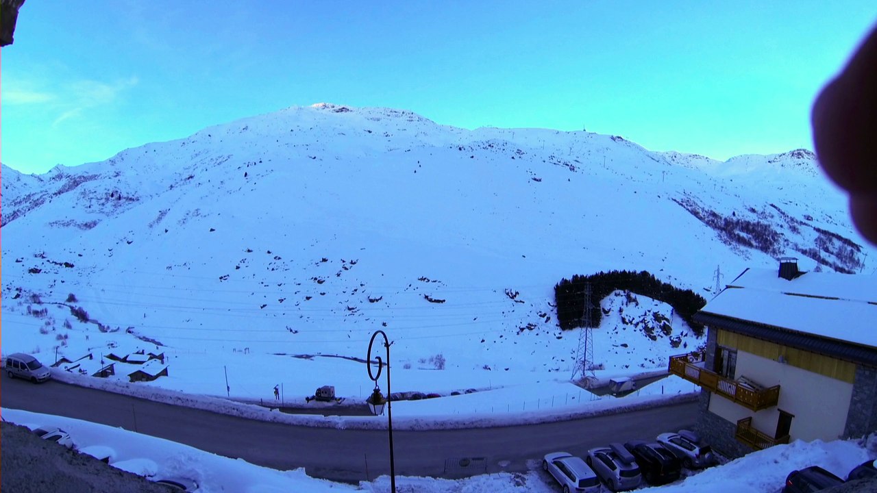timelaps lever de soleil face à la masse