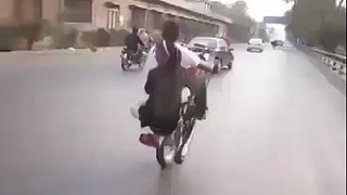 Pakistani Girl Bike Wheeling - chOr Bachi dekh