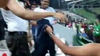 جب ڈھاکہ اسٹیڈیم میں ایک بنگلہ دیشی لڑکے نے ایک پاکستانی لڑکے سے پاکستانی جھنڈے والی شرٹ مانگ لی پھر آگئے کیا ہوا ؟ ویڈیو