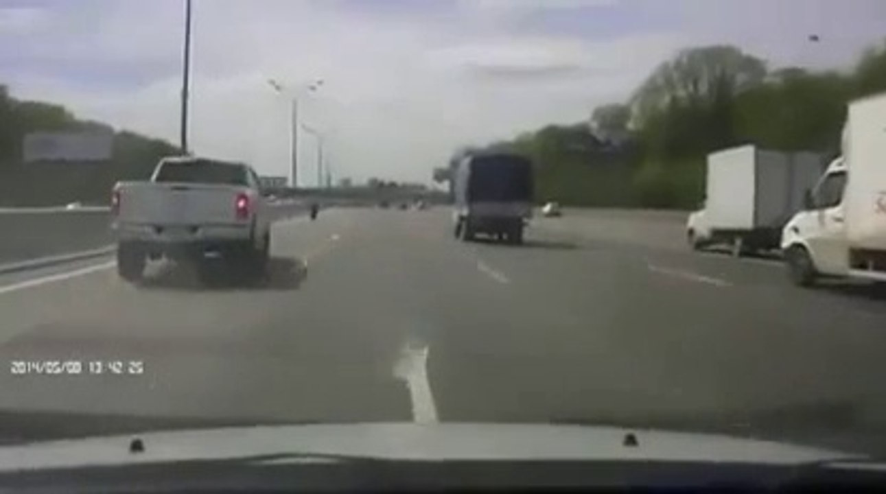 Running Wheel Hits Car - Колесо прилетело на встречную полосу и разбило автомобиль !