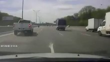 Running Wheel Hits Car - Колесо прилетело на встречную полосу и разбило автомобиль !
