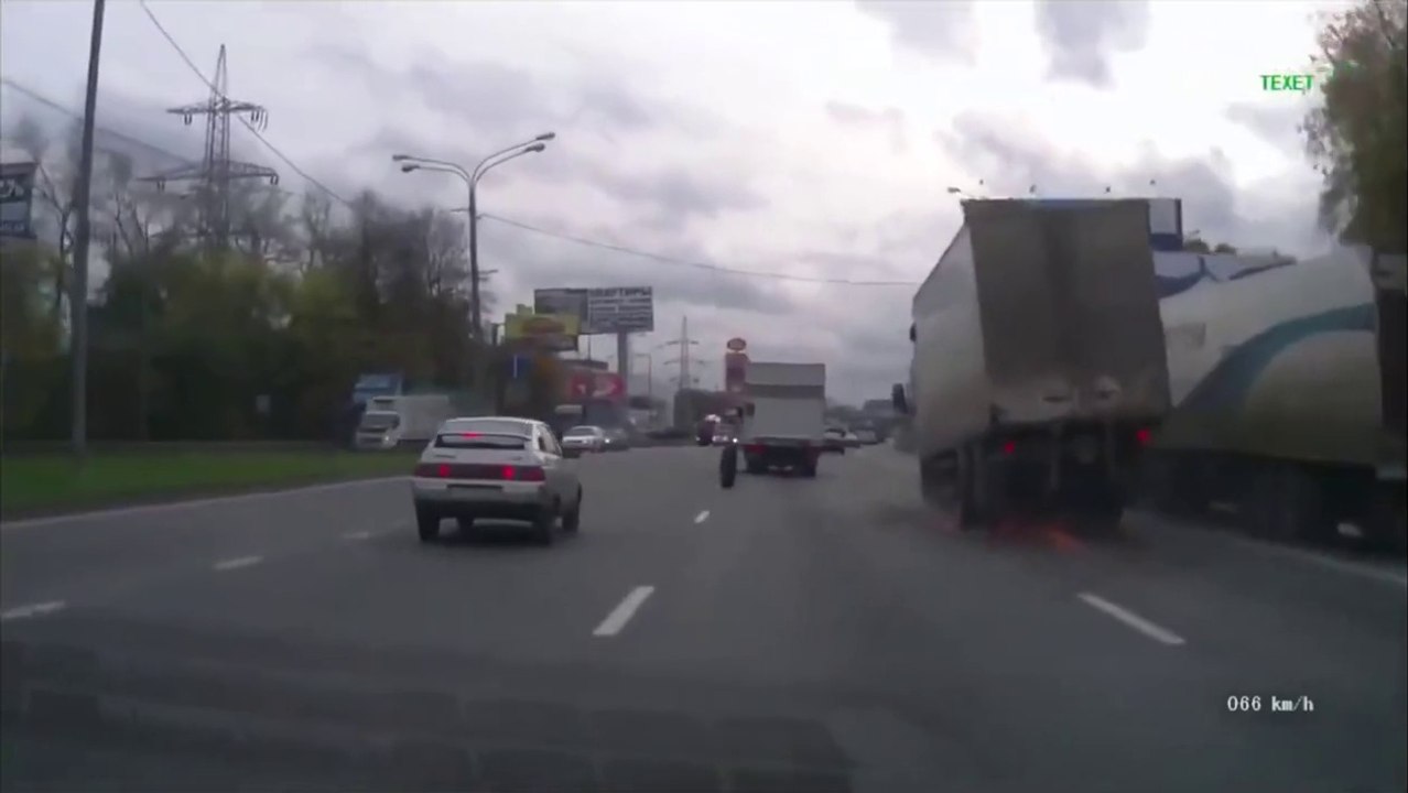 Truck's detached wheel Hit Car in ongoing traffic Отлетело колесо