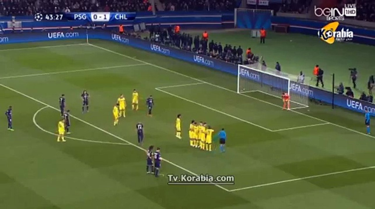 David Luiz help Zlatan Ibrahimovic to execute Free Kick - PSG v Chelsea (Champions League 2015)