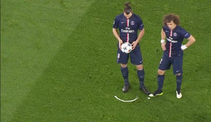 Quand David Luiz déplace le spray de l'arbitre