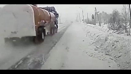 Une femme se fait frapper par une voiture en Russie