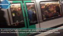 Des supporters de Chelsea empêchent un homme noir de monter dans le métro