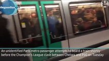 Des supporters racistes de Chelsea empêchent un homme noir de monter dans le métro de Paris