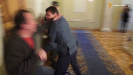 Deux députés ukrainiens se battent au Parlement de Kiev
