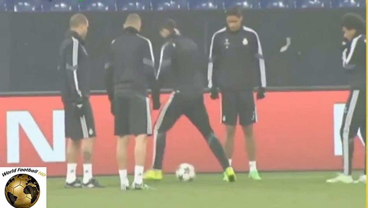 Cristiano Ronaldo se burla de un error de karim benzema - Entrenamiento Real Madrid 17_02_2015‬
