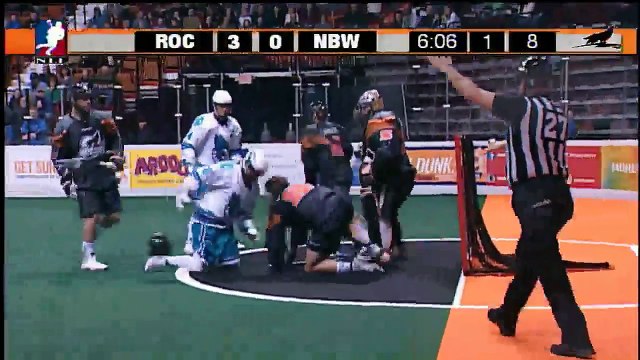 Plus violent que le Hockey, le Lacrosse! Grosse baston et coups de poing ultra violent...