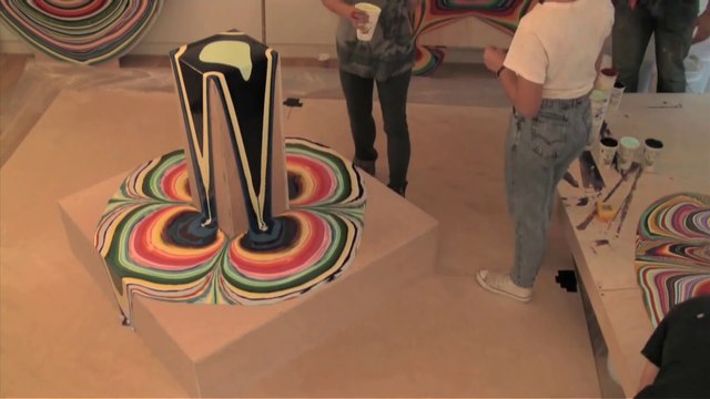 Nouvelle forme d'art : verser différentes couleurs de peinture liquide - Time lapse magique!