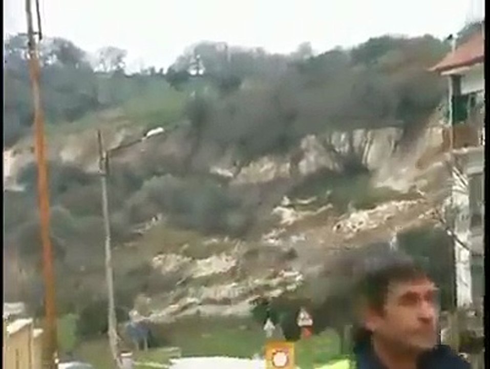 پہاڑ نے اچانک اپنی جگہ سے لڑھکنا شروع کردیا ... اللہ اکبر .. حیرت انگیز ویڈیو.. ..ضرور دیکھیں