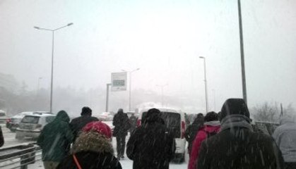 İstanbul'da Metrobüs Seferleri Durdu