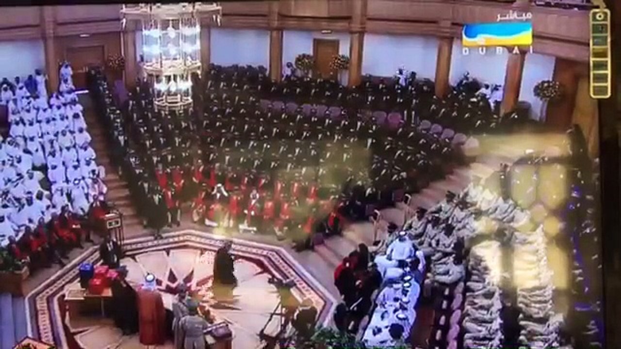 بالفيديو والصور .. المواطن الكويتي سريع سعد حضرم الهاجري يهدي يكرم ضباط اكادمية شرطة دبي بدروع تذكارية