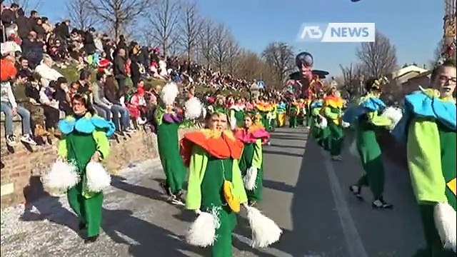 PROFUGHI IN STRADA, IN PIAZZA IL CARNEVALE