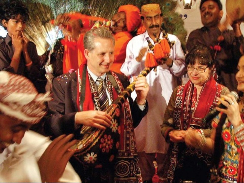 Shazia Khushk sings Ho Jamalo with Saira Peter, Chief Judge (Voice of Sindh 3)