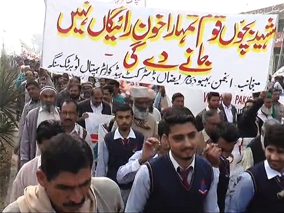 ٹوبہ ٹیک سنگھ سانحہ پشاور کے شہدا کے یاد میں ضلعی انتطامیہ کی ریلی شہریوں کی کثیرتعداد میں شرکت