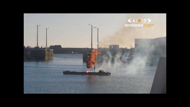 Carnaval de Granville 2015 - Sa Majesté brûlée dans le port