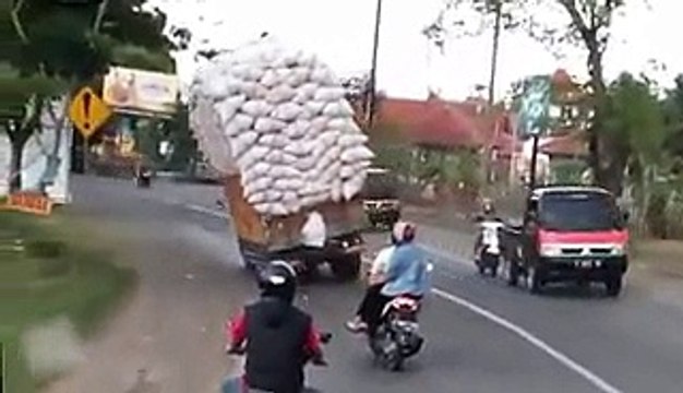 Truck accident in India,Truck Overloaded - Video Dailymotion