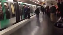Fanáticos del Chelsea empujan a un negro en metro de París