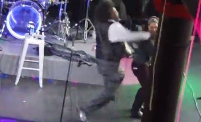 Un guitariste met KO une femme qui le rejoint sur scène