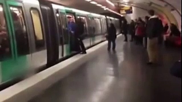Torcedores racistas do Chelsea no metrô de Paris