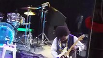 Afroman défonce une fan en plein concert