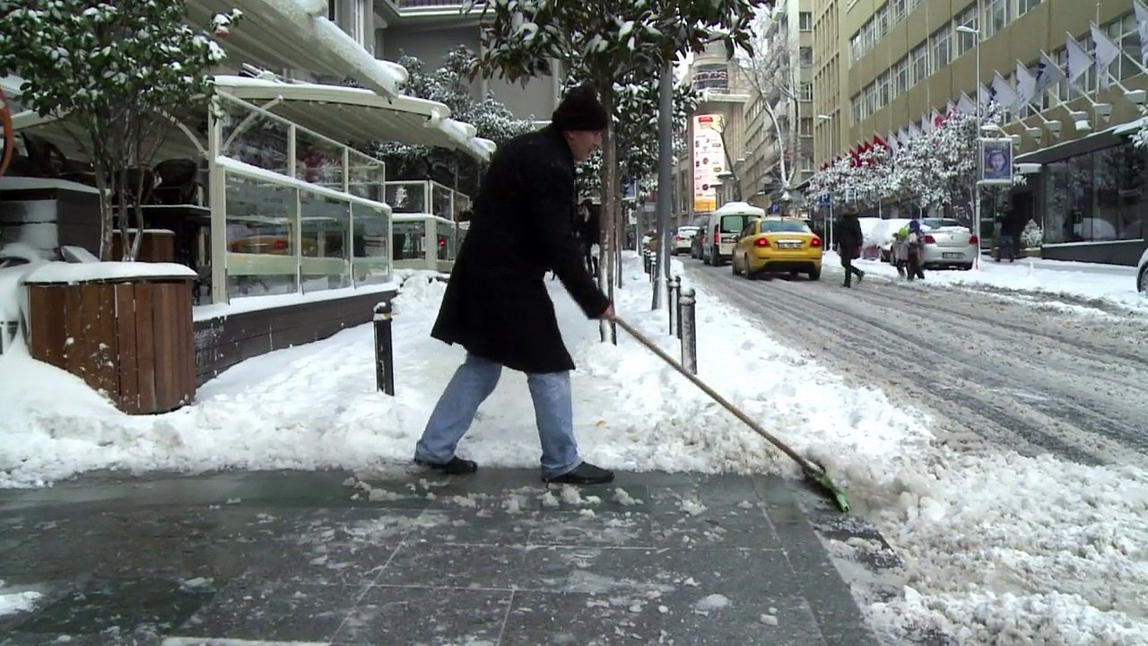 Turquie: Istanbul sous un épais manteau de neige