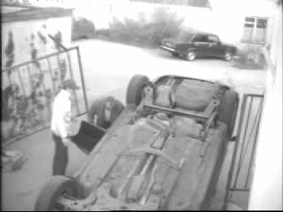 Une femme retourne sa voiture