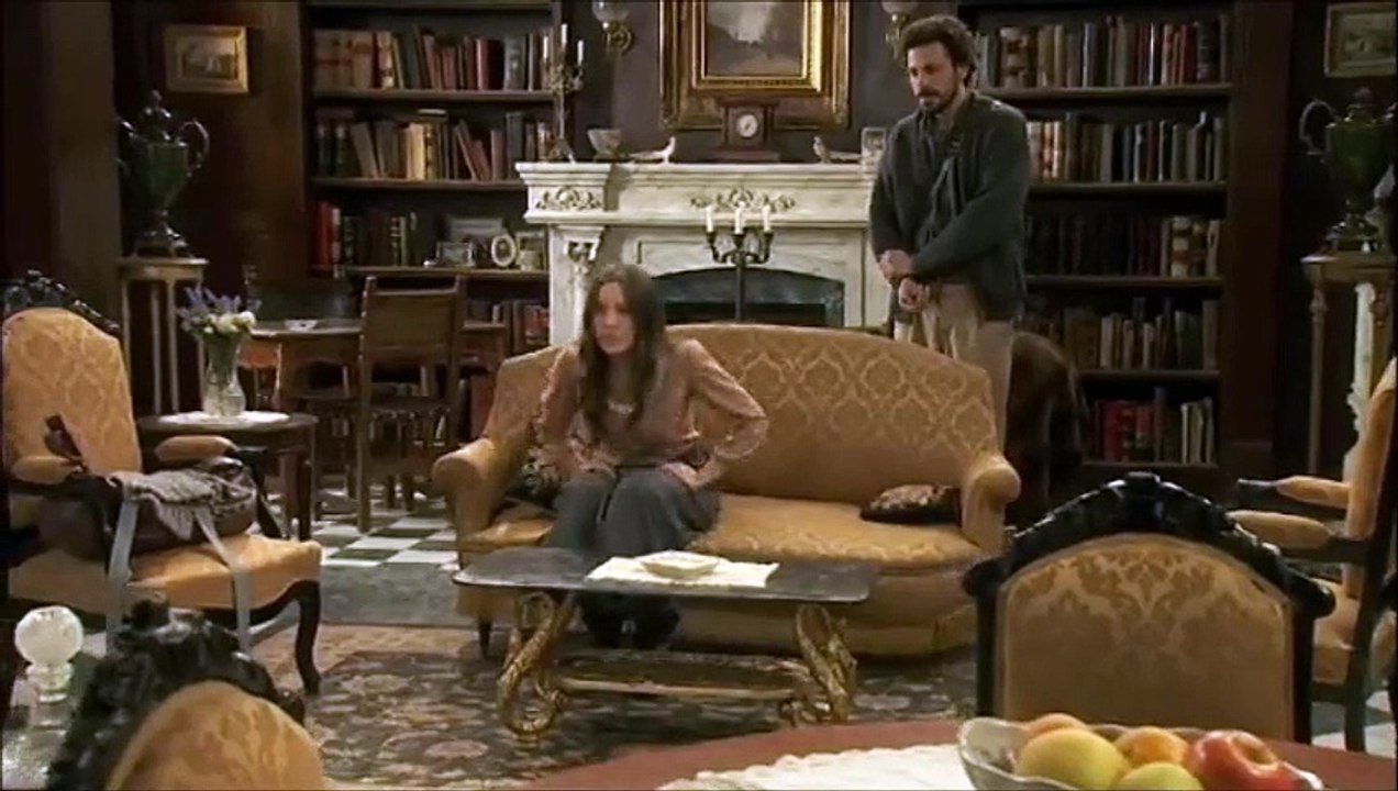 Aurora muerde a Conrado