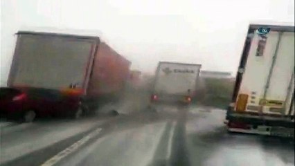 İstanbul’daki zincirleme kaza kameralara yansıdı