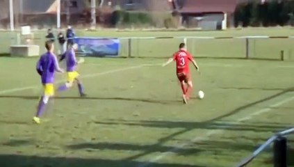 Un gol ridículo en propia puerta