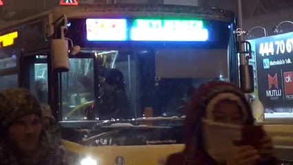 Движение в Стамбуле парализовано из-за снежных завалов