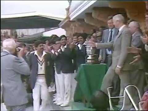 1983 WC final IND vs WIN KAPIL DEV LIFTING THE TROPHY