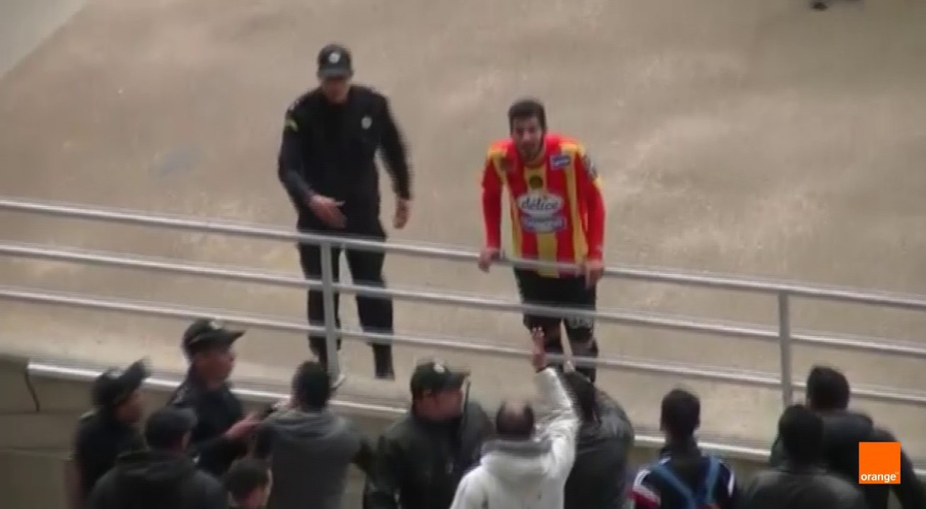 تفرج شنوّة صار بين هيثم الجويني و بعض أحباء الترجي بعد نهاية المباراة