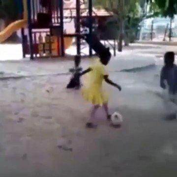 Une petite fille met la misère à deux garçons